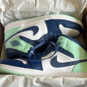 Jordan 1 mids size 10